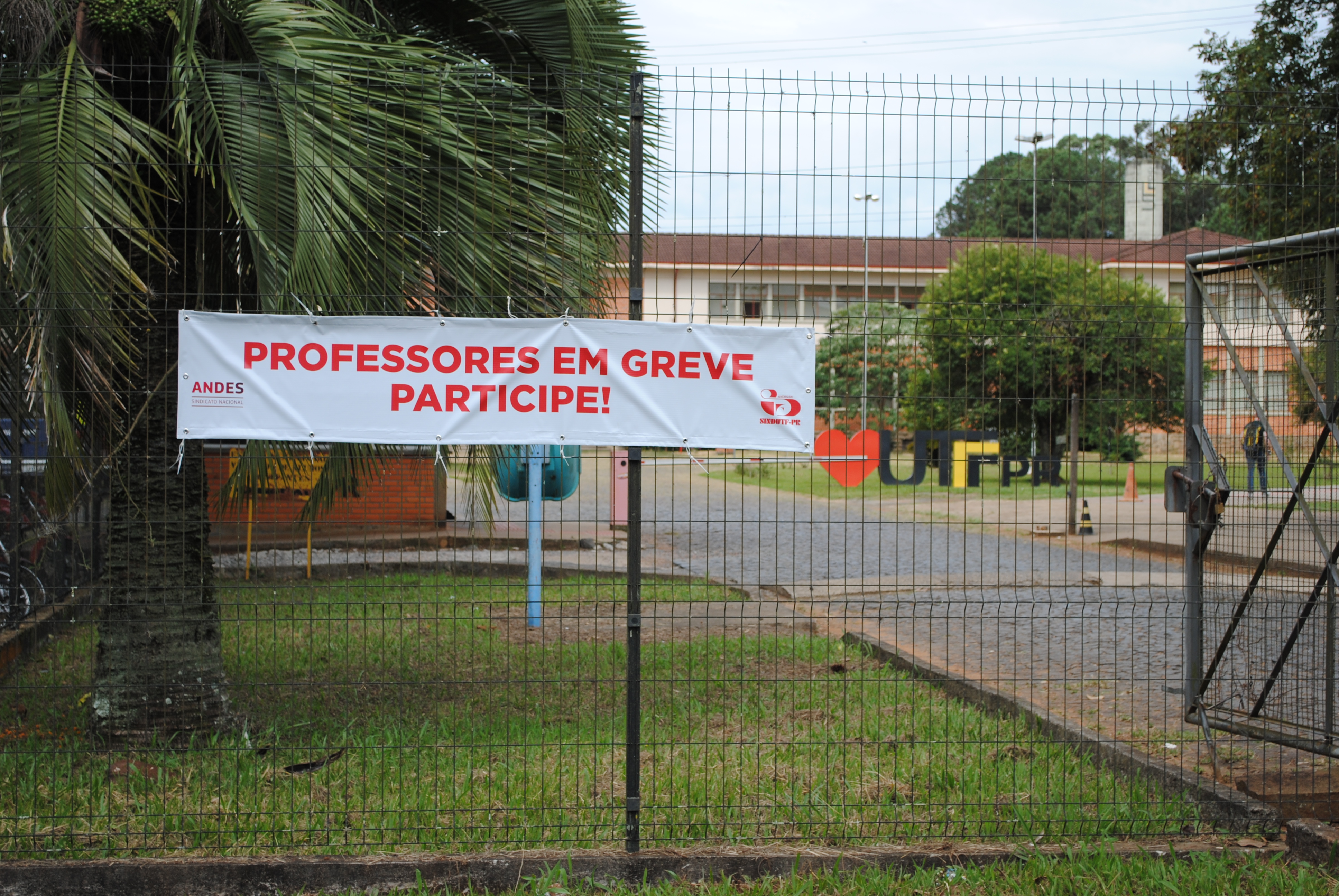 Cartazes anunciam greve na entrada da Universidade Tecnológica do Paraná UTFPR. Vitória Schrederhof