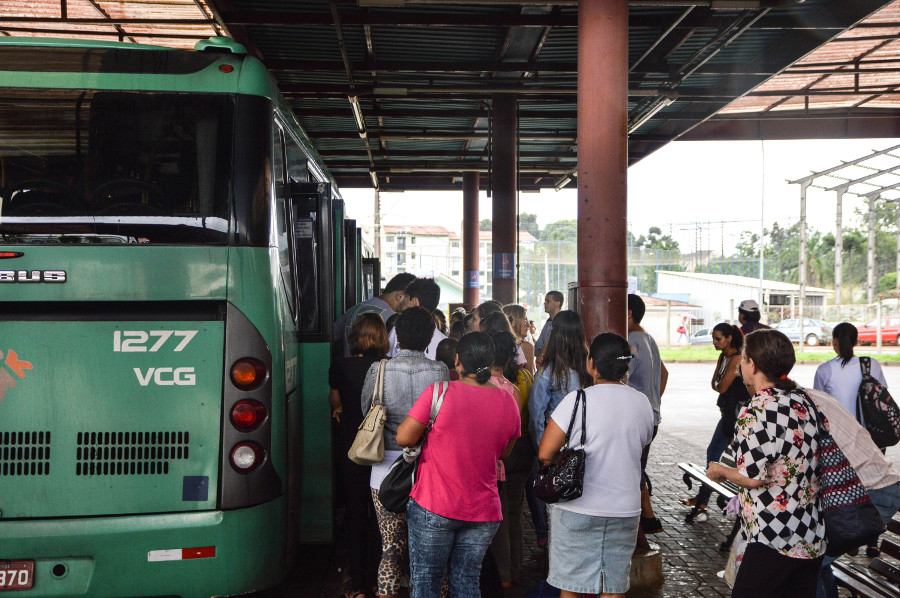 Em horário de pico, os ônibus chegam ao terminal a cada 5 minutos, sempre com lotação máxima - Foto: Danilo Schleder