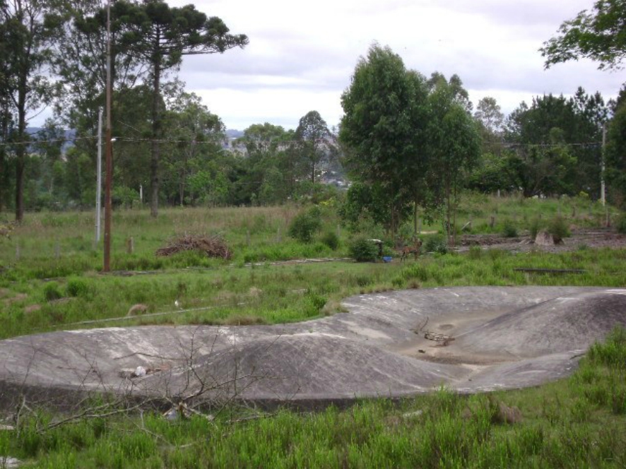 Pista de cimento no meio de uma propriedade particular no bairro Jardim Carvalho. Cercada da vegetação da região dos Campos Gerais, praticamente não é vista de longe