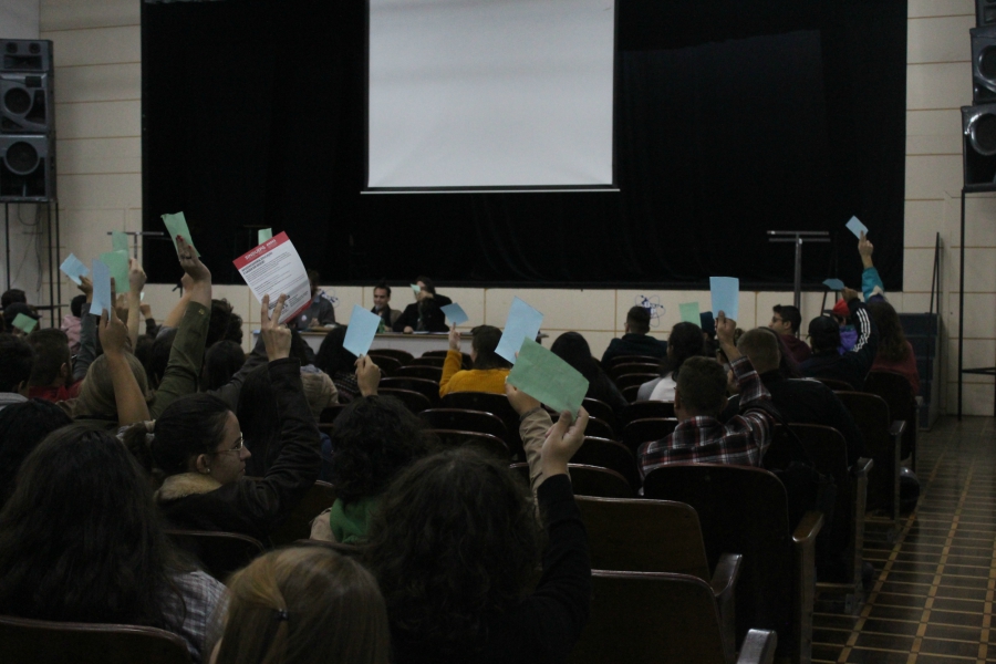 Estudantes aprovam participação em luta nacional em defesa da educação / Foto: Ana Bianca Kloster