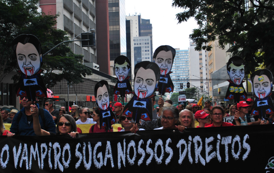 Manifestantes protestam contra o congelamento de salário mantido pelo governandor Ratinho Junior (PSD) |  Luiz Zak 