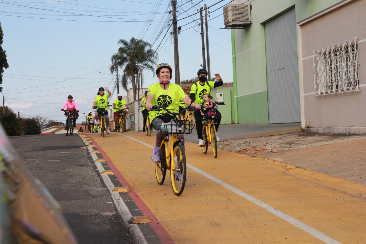 Membros do grupo Proteja o ciclista utilizando a ciclofaixa Henrique Isaac Panzarini Silva