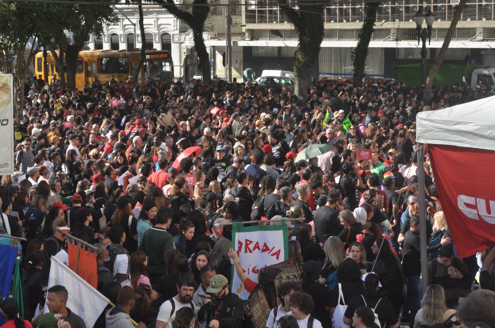 Professores e Movimento Estudantil seguem em protesto contra programa Parceiro da Escola