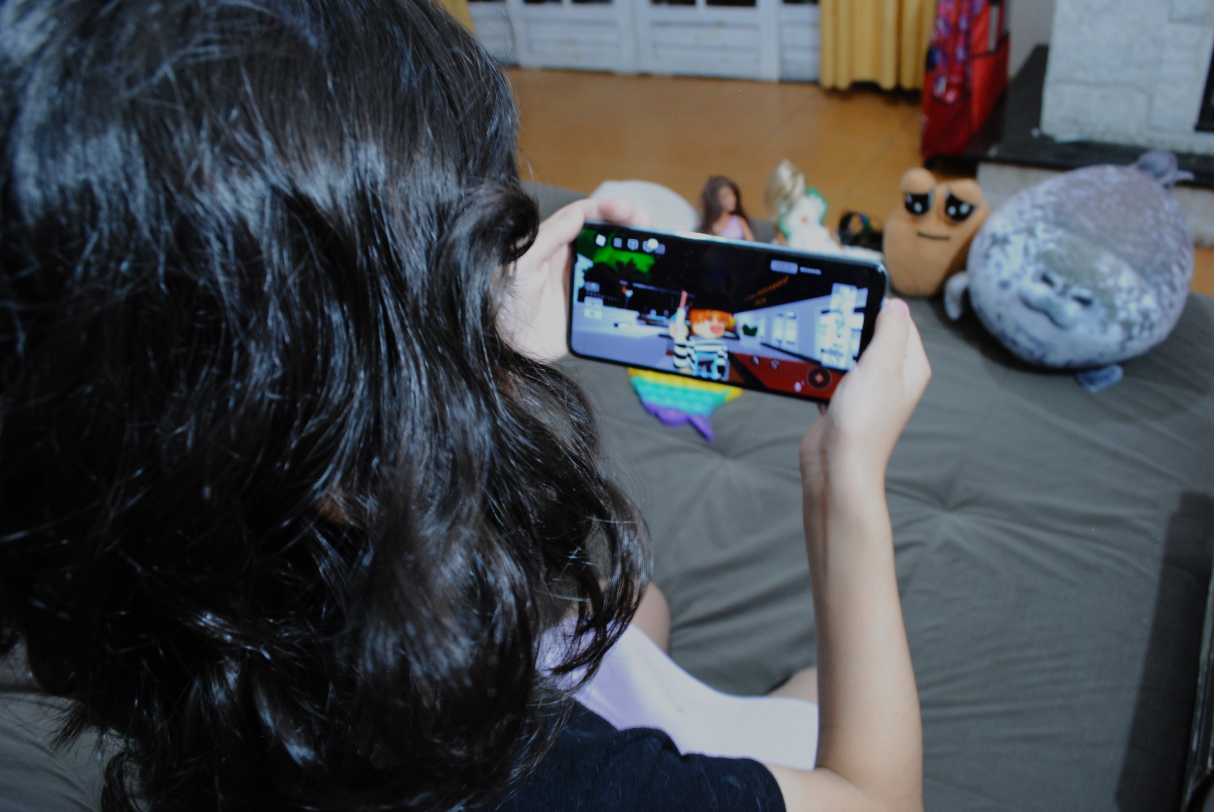Atraídas pelos eletrônicos crianças preferem celulares e tablets aos brinquedos tradicionais marcando uma transformação nos padrões de consumo e nas listas de desejos