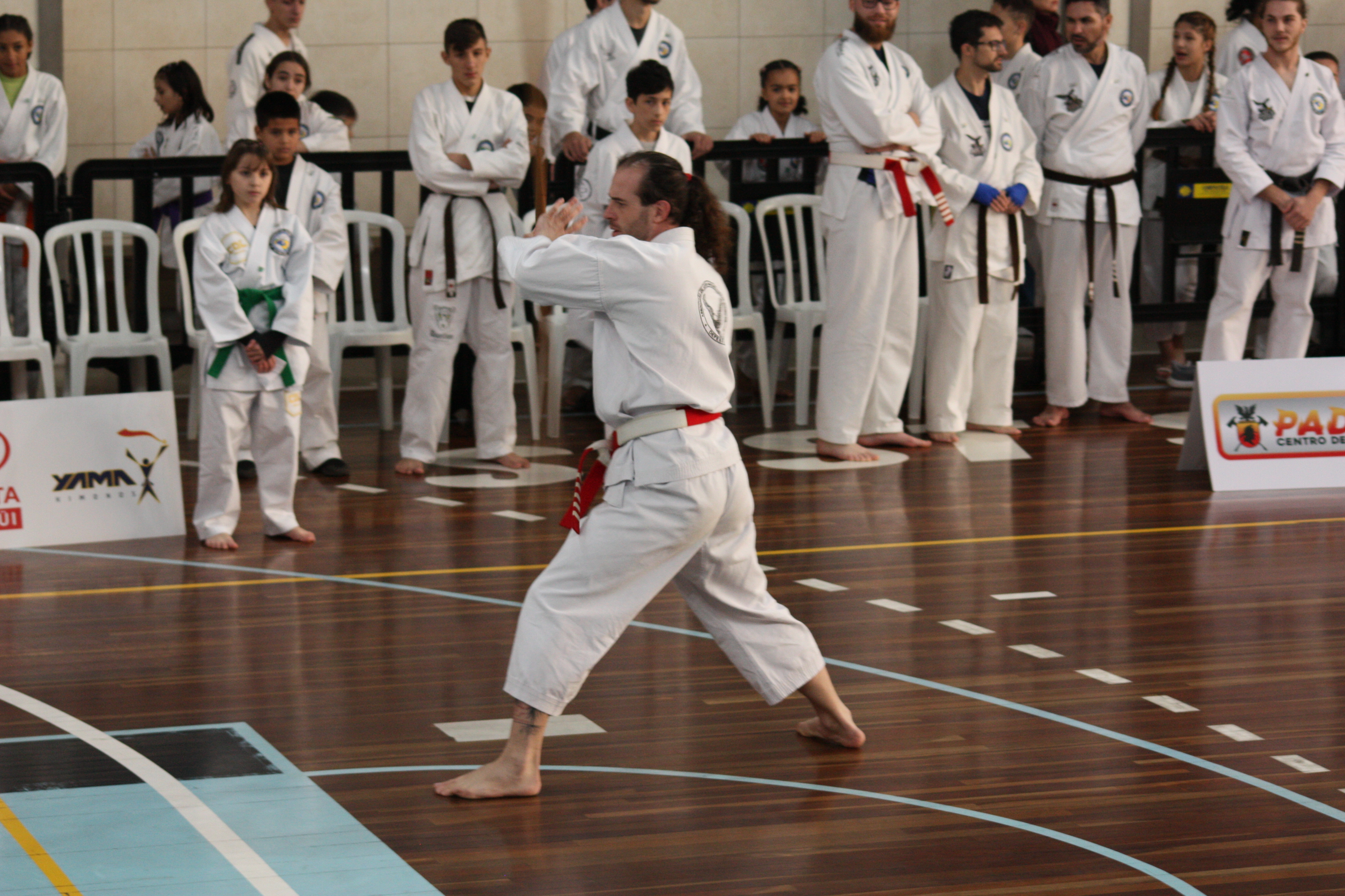 Cópia de No karatê shubu dô podem ser realizadas apresentações de kata com bastão e nunchaku