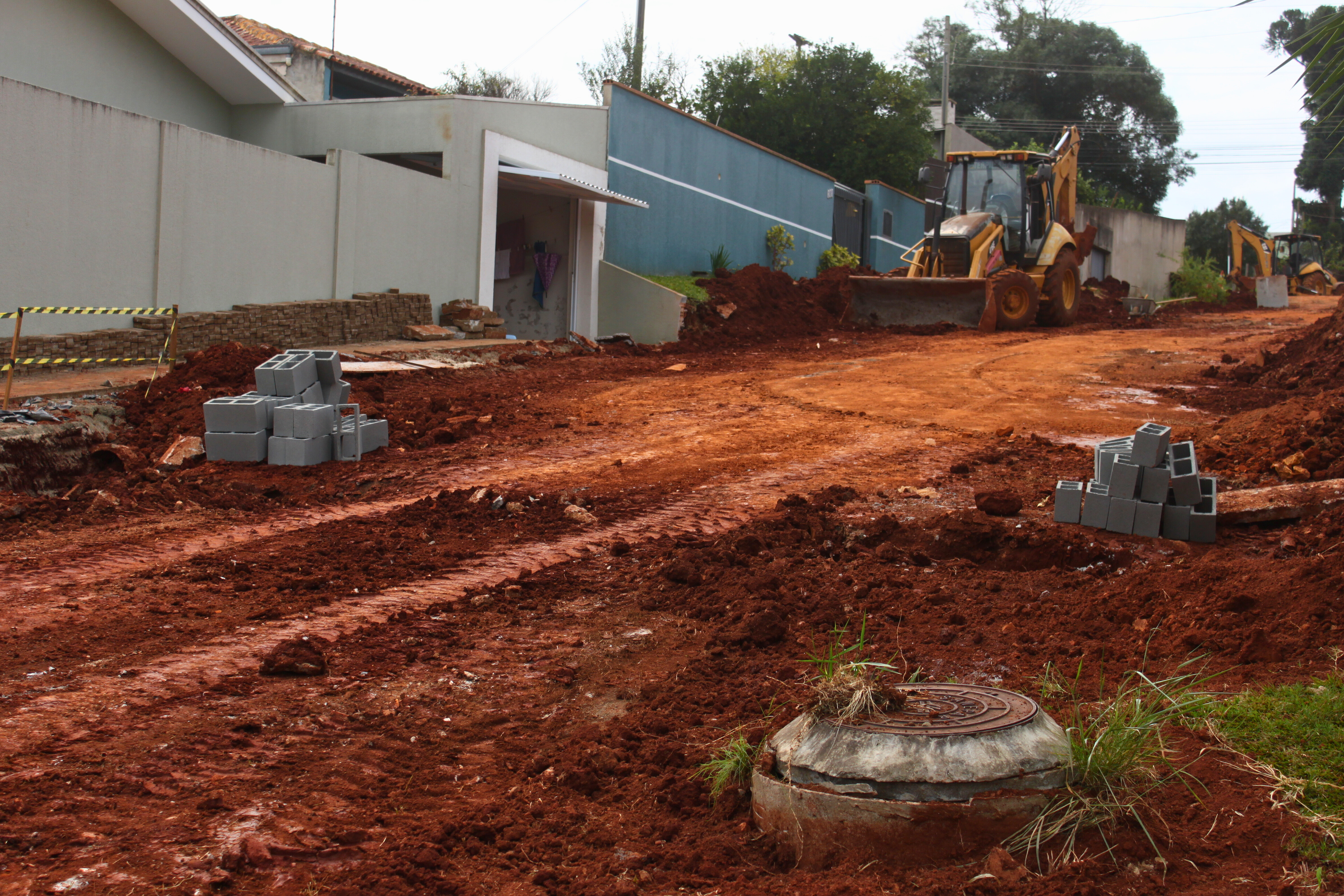 LAURA URBANO EQUIPES DA SECRETARIA DE INFRAESTRUTURA E PLANEJAMENTO COMEÇAM AS PRIMEIRAS ETAPAS DE ASFALTAMENTO NA RUA BARÃO DE MACAÚBAS