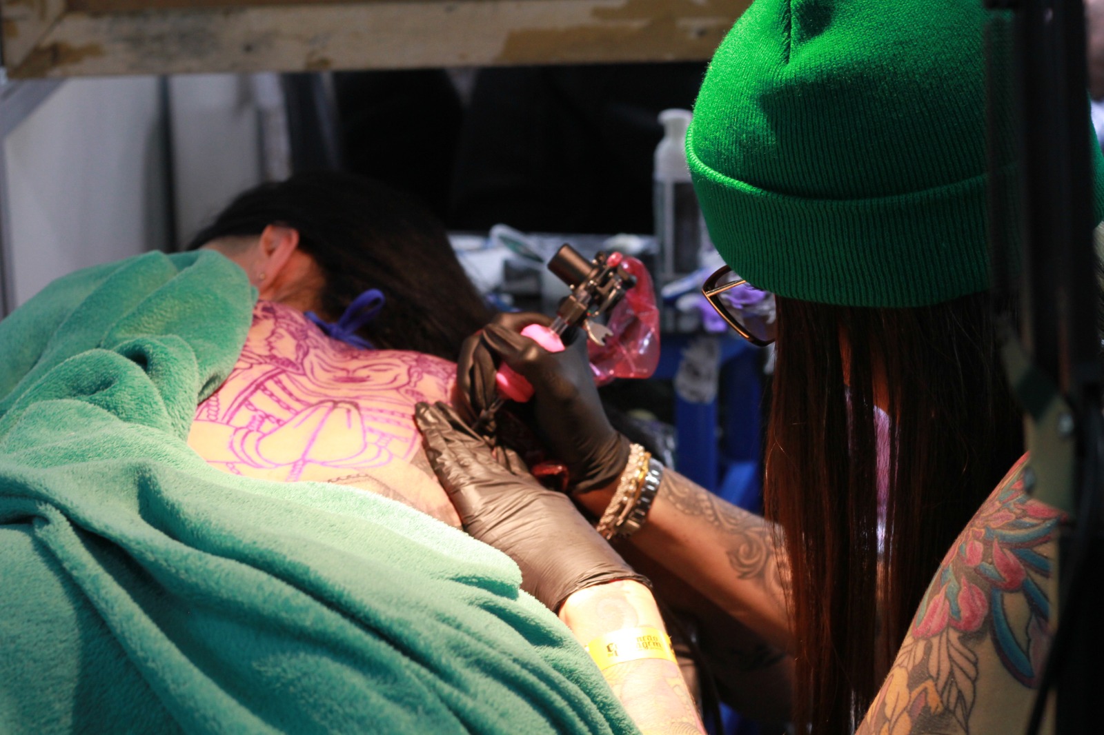 Tatuadoras relatam estereótipos e preconceitos que sofrem na carreira